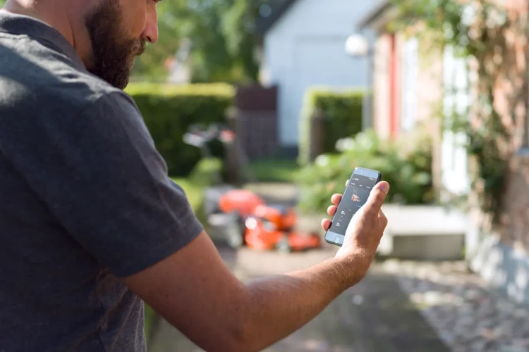 Husqvarna Connect Dzięki inteligentnej aplikacji Husqvarna Connect masz łatwy dostęp do pomocnych wskazówek, instrukcji i zaleceń .